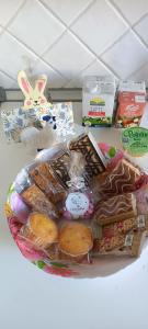 un tavolo con una ciotola di ciambelle e altri snack di b&b Casa Galletti a Busalla Altre 13 foto