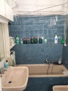 un baño con bañera y lavabo en Camere Artisti Musicisti Viaggiatori Vacanze, en Verona 50 fotos más
