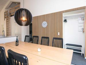 une salle de conférence avec une table et des chaises en bois dans l'établissement 8 person holiday home in Ringkøbing, à Ringkøbing