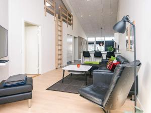 un salon avec un canapé et une table dans l'établissement 8 person holiday home in Ringkøbing, à Ringkøbing