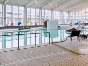 - une piscine avec une table et des chaises dans un bâtiment dans l'établissement 8 person holiday home in Ringkøbing, à Ringkøbing 122 autres photos