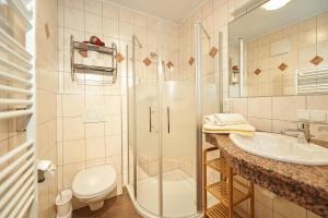 Bilik mandi di Gästehaus Emmi