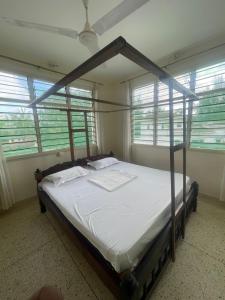 Postel nebo postele na pokoji v ubytování Casuarina road 2 bedroom apartment
