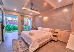 Un lugar para sentarse en Kayal Cove Alleppey by VOYE HOMES - Luxury Pool Resort & Houseboat