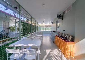 Restaurace v ubytování Kayal Cove Resort by VOYE HOMES