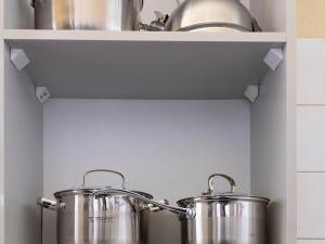 twee grote potten op een plank in een keuken bij Bright and airy Harare CBD flat in Harare