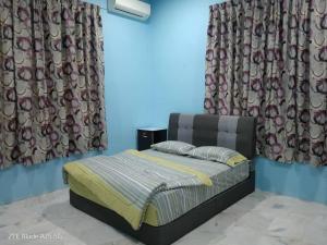 Ένα ή περισσότερα κρεβάτια σε δωμάτιο στο Shaja Homestay