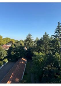 an overhead view of a school bus parked next to trees at FID B' Home, Studio moderne entre Vosges et vignoble in Guebwiller