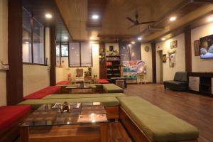 Posezení v ubytování The Mountain View Tapovan