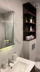 Ένα μπάνιο στο Avalon Titova Vila