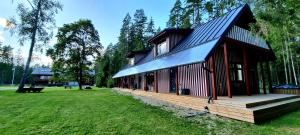 TaevaskojaにあるTaevaskoja Holiday Centerの公園内の木製デッキのある大きな建物