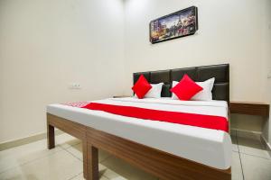 ルディヤーナーにあるHotel O Sky Lineのベッドルーム1室(大型ベッド1台、赤い枕付) +29枚の写真