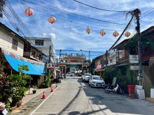 a street with cars parked on the side of the road at Il Piccolo Paradiso - Hôtel in Koh Samui  +6 photos
