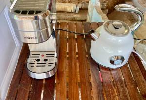 Příslušenství pro přípravu čaje a kávy v ubytování Baan na home stay