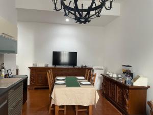 AltedoにあるB&B Elenaのキッチン(テーブル、椅子、テレビ付)
