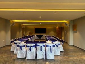 Μια τηλεόραση ή/και κέντρο ψυχαγωγίας στο Pinky Hotel