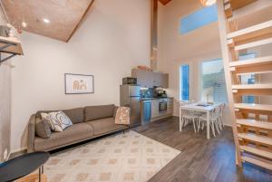 una sala de estar con un sofá y una mesa en Aurinkorinne1 - Skistar spacious apartment with sauna, en Syöte