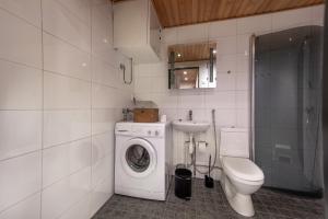 Un baño con lavadora y lavabo. en Aurinkorinne1 - Skistar spacious apartment with sauna, en Syöte