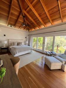 ClarevilleにあるSydney Northern Beaches Waterfront Pittwater Avalon Beach - Clarevilleの大きなベッドとリビングルームのある寝室