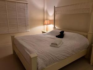 Postel nebo postele na pokoji v ubytování Comfy lakeside apartment