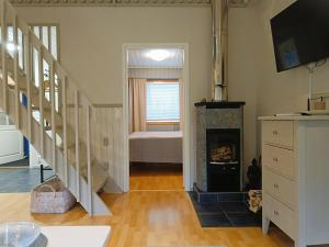 1 dormitorio y sala de estar con chimenea. en Tupasvilla, en Syöte 32 fotos más