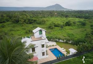 een luchtfoto van een villa met zwembad bij Privy Stays- Cavo Villa, Alibag in Mān