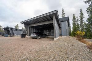 un coche aparcado en un garaje con un coche aparcado en Aurinkorinne1 - Skistar spacious apartment with sauna, en Syöte