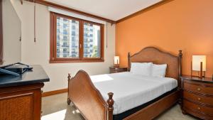 a bedroom with a bed and a desk and a window at Beachfront Condo at Beach Villas at Ko Olina Hale Hoaloha by AvantStay in Honokai Hale +31 photos