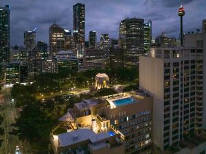 Blick auf die Skyline der Stadt in der Nacht in der Unterkunft Accommodation Sydney City Centre - Studio Apartment with Hyde Park View in Sydney