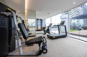 ein Fitnessstudio mit Laufbändern und Crosstrainern in einem Gebäude in der Unterkunft Accommodation Sydney City Centre - Studio Apartment with Hyde Park View in Sydney