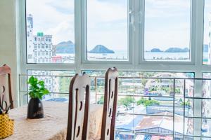 カットバ島にあるSea Dragon Hotel Cát Bà & Aparmentのテーブル(椅子付)が備わります。