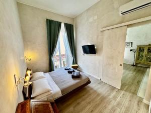 una camera da letto con un letto e una grande finestra di Venustas Napoli a Napoli
