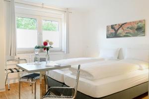 Giường trong phòng chung tại HOMEFY - Gasthaus Düsseldorf - Meerbusch +25 ảnh