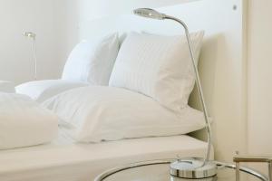 Giường trong phòng chung tại HOMEFY - Gasthaus Düsseldorf - Meerbusch