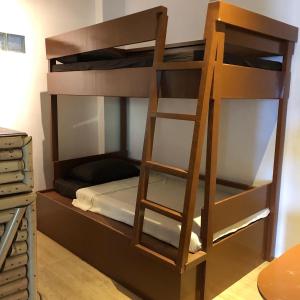 een stapelbed met een ladder in een kamer bij Amadeus and Isabel Inn in El Nido +30 foto's