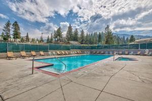 Piscina de la sau aproape de LUXE 4 Blue Diamond Lake Tahoe Lodge