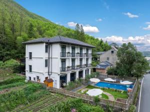an aerial view of a house with a swimming pool at La Petronilla Boutique Hotel Moganshan in Deqing