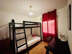 マドリードにあるRooms in Madridのベッドルーム1室(赤いカーテン付きの二段ベッド2組付)
