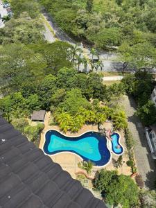 an overhead view of a swimming pool at a resort at Singgah homestay saujana aster in Putrajaya