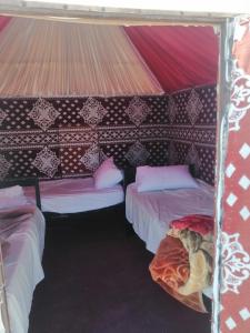 ワディ・ラムにあるWadi Rum safari campのテント内のベッド2台が備わる部屋