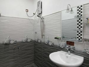 une salle de bain avec lavabo et douche dans l'établissement Villa Friendly Faces, à Nuwara Eliya