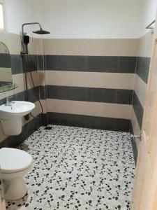 富国Tim Hotel的带马桶和水槽的浴室