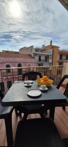 una mesa negra con un bol de fruta en el balcón en Casa Travaglianti - Letojanni Taormina, en Letojanni 49 fotos más