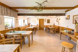a dining room with wooden tables and chairs at Weingut zur Schlafmütze in Herrnbaumgarten