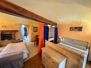 una camera da letto con due letti e un camino di Luigi's Apartment a Biella