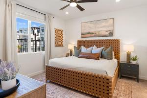 Un dormitorio con una cama grande y una ventana. en Mane Stay at Terra condo, en Harrisburg Junction