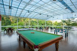 Meja biliard di Broad Bean Resort & Spa