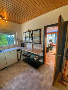 Una cocina con un mostrador con una mesa dentro. en Thomas Edison - Wohnung mit großer überd. Terrasse, en Wesel