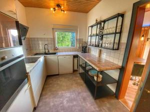 Una pequeña cocina con fregadero y encimera. en Thomas Edison - Wohnung mit großer überd. Terrasse, en Wesel 23 fotos más