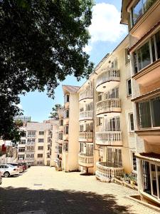 Un edificio de apartamentos con balcones a los lados. en The Hideout-Studio Apartment in Westlands, en Nairobi